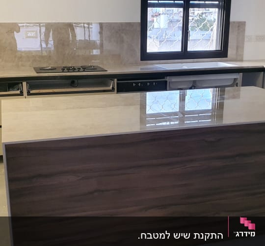 משטחי שיש במטבח מודרני עם ארונות עץ